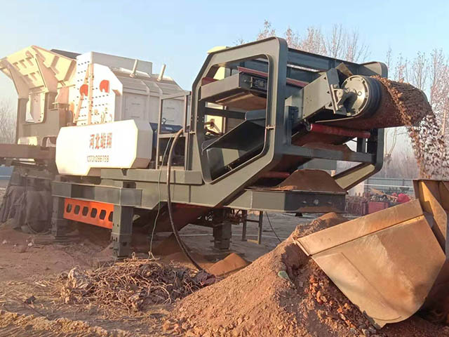 陜西西安的建筑垃圾再生利用制磚現(xiàn)場,移動建筑垃圾處理設(shè)備廠家報價